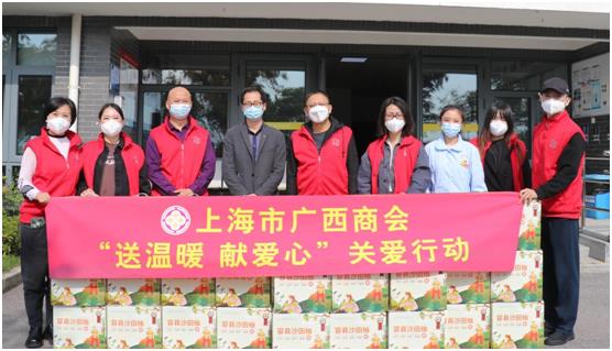 上海市广西商会向上海养老机构的老人赠送近600箱沙田柚