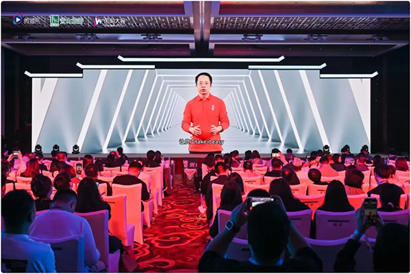 完美体育(中国)官方网站第八届社交媒体风向大会让AI做一场「赛博朋克」风的千人峰(图4)
