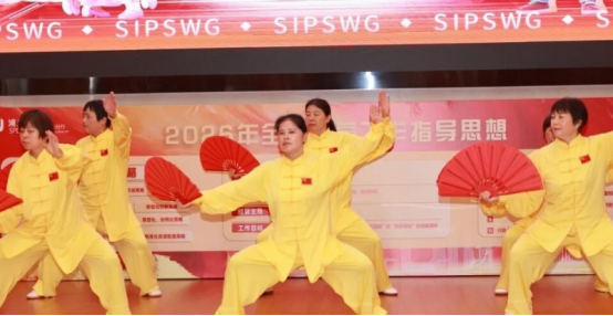 老少同台才艺比拼银龄代际乐运会上演今夏动人的“隔代浪漫”(图2)