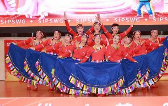 老少同台才艺比拼银龄代际乐运会上演今夏动人的“隔代浪漫”(图1)